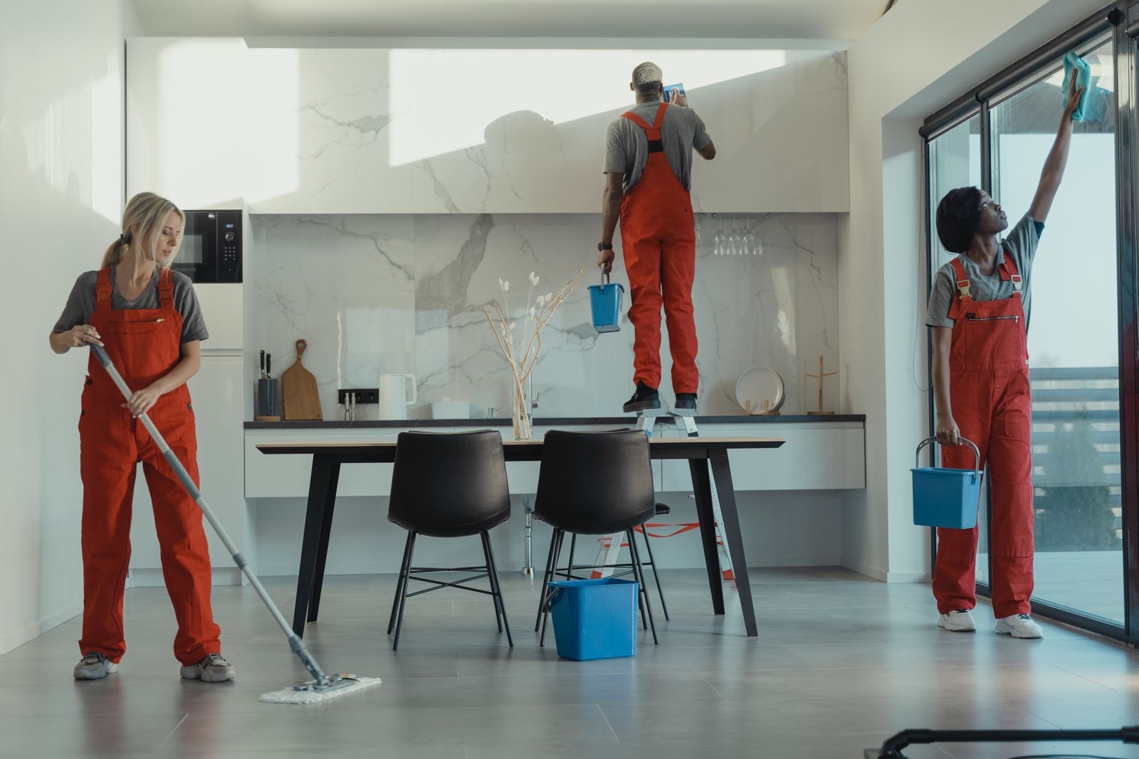 Reinigungskraft wischt Boden in einem gepflegten Gewerbeobjekt